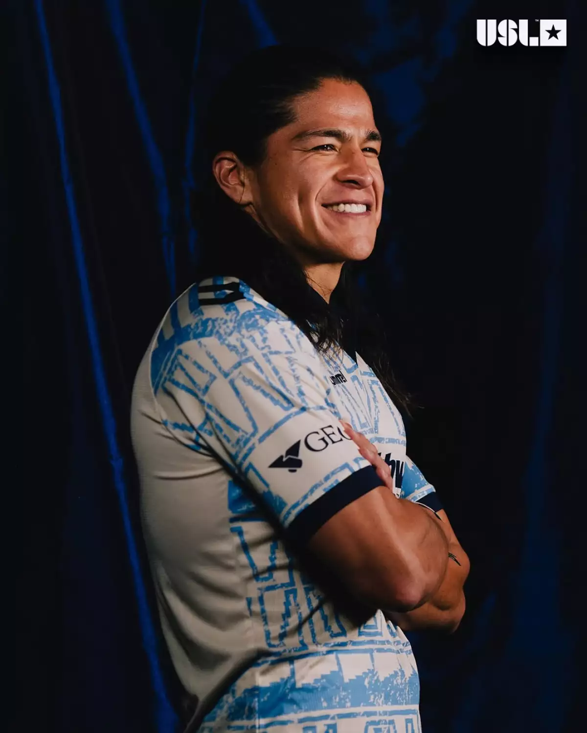 El actor Cristo Fernández firma con el equipo de futbol El Paso Locomotive FC del USL Championship
