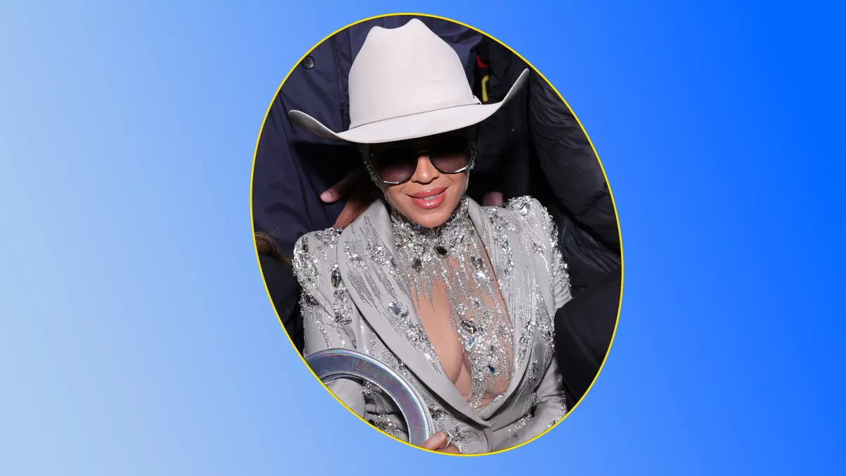 Beyoncé acapara miradas en NYFW con un look plateado y tejano.