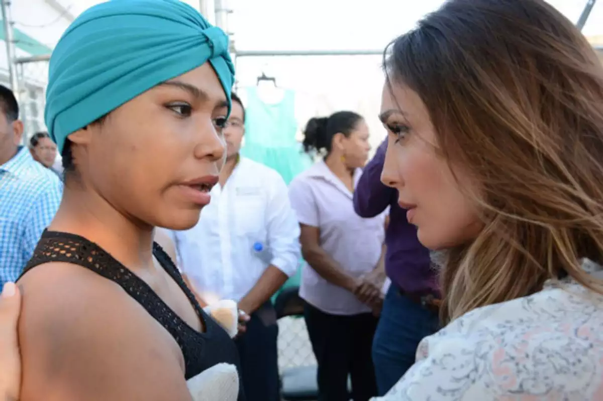 Escuchó peticiones de cada una de las mujeres chiapanecas e incluso se comprometió personalmente a resolver algunas de las peticiones.