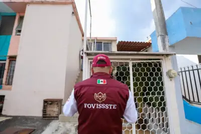 Trabajador de FOVISSSTE frente a vivienda.