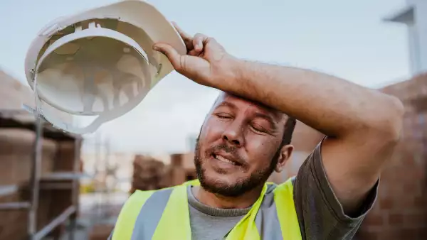 Hombre cansado en una construcción