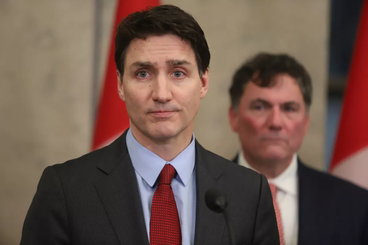 El primer ministro de Canadá, Justin Trudeau, observa durante una conferencia de prensa mientras responde a las órdenes del presidente de los Estados Unidos, Donald Trump, de imponer aranceles del 25 % a las importaciones canadienses, en Ottawa, Ontario, Canadá, 1 de febrero de 2025.