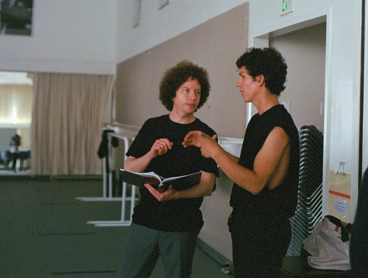 Isaac Hernández y Michel Franco durante la filmación de Dreams. 