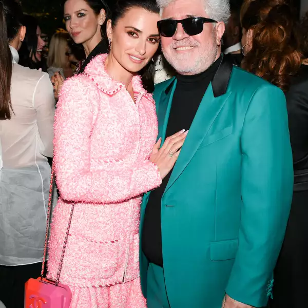 09_Penelope_CRUZ_Pedro_ALMODOVAR_CHANEL_Charles_FINCH_PreOscarsDinner_2020_3_LD.jpg