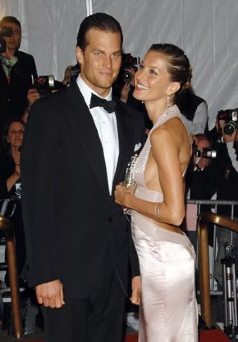 Acompañados de familiares cercanos, la modelo brasileña y la estrella de la Liga de Futbol Americano de Estados Unidos contrajeron nupcias este jueves en una iglesia católica de Santa Mónica.