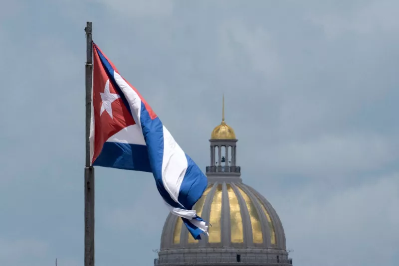 La bandera cubana ondea a lo largo del Malecón en La Habana, con el Capitolio visto en el fondo, el 18 de junio de 2026.
