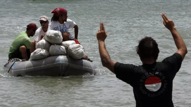 Rescatistas en indonesia