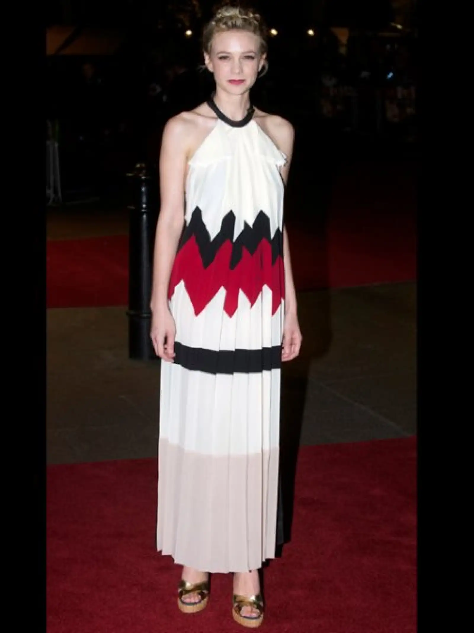 Carey Mulligan usó un elegante vestido blanco.
