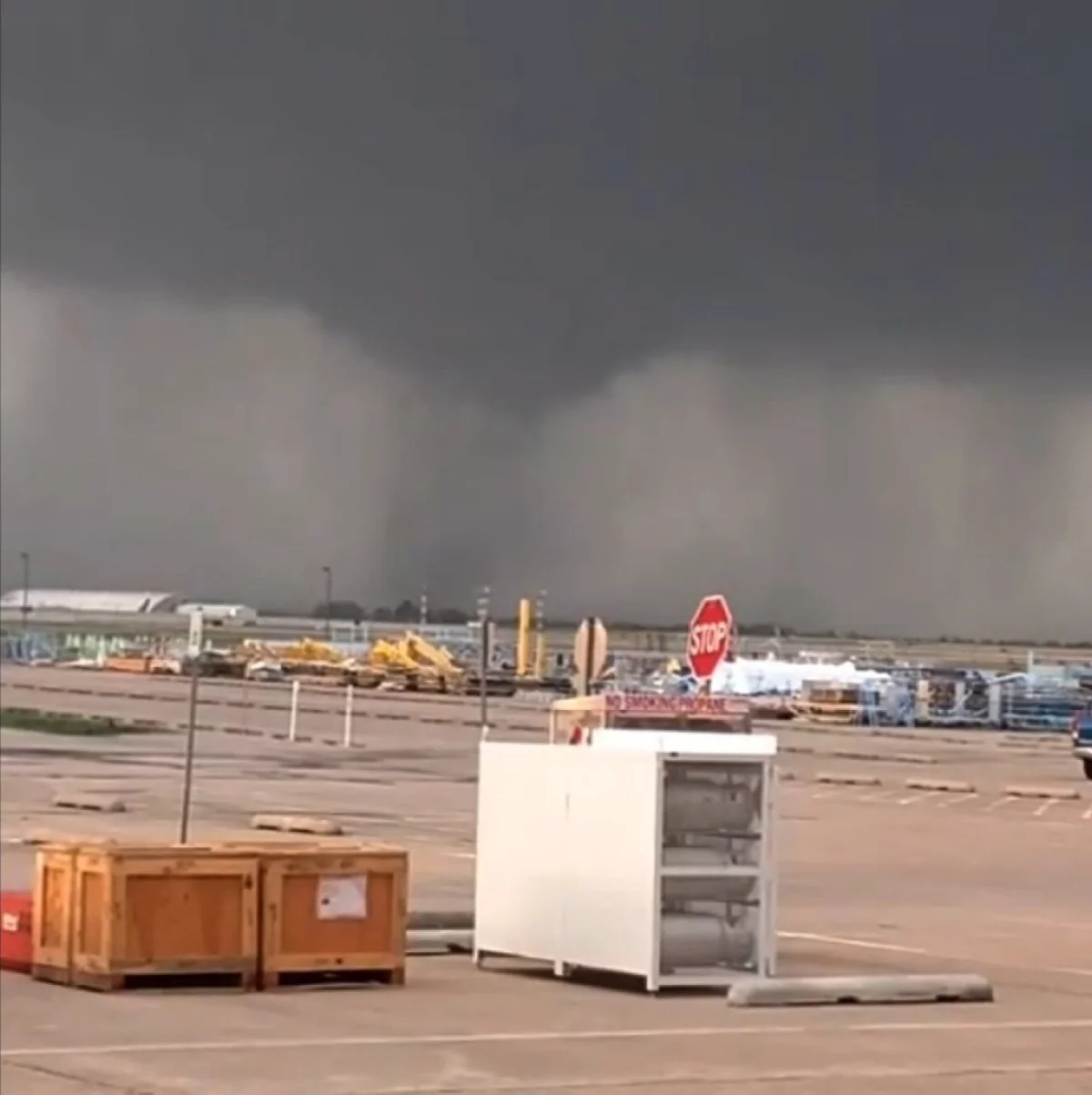 Cerca del aeropuerto de Tulsa, se puede ver el fenómeno formándose a la distancia.