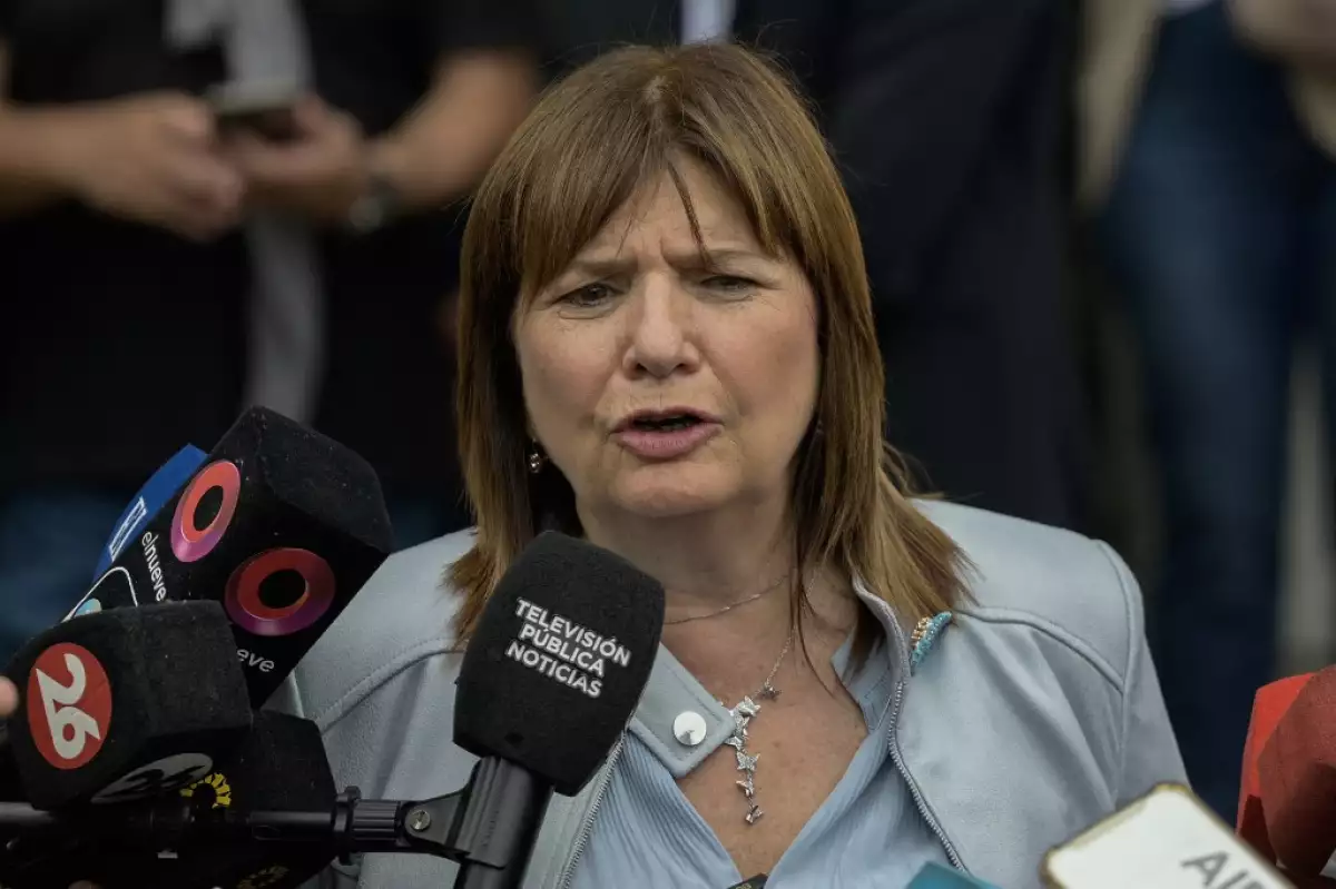 La candidata presidencial argentina para el partido Juntos por el Cambio, Patricia Bullrich, habla a la prensa después de votar en un colegio electoral de Buenos Aires, durante las elecciones presidenciales del 22 de octubre de 2023.
