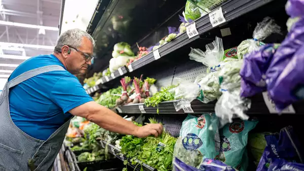 Un cliente compra cilantro en un Walmart Supercenter el 23 de julio de 2026 en Austin, Texas. El brote de ciclosporiasis, una enfermedad intestinal causada por el parásito microscópico Cyclospora cayetanensis, se ha extendido por varios estados y sigue siendo investigado por los funcionarios federales de salud después de que se informara de la primera aparición conocida de la enfermedad a principios de mayo.