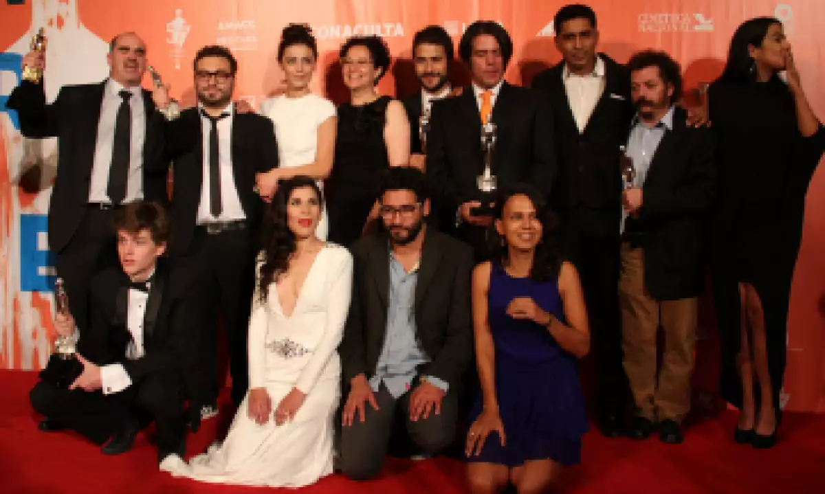 El elenco y equipo de ‘Güeros’ celebra una noche llena de premiaciones. (Foto: Cuartoscuro)