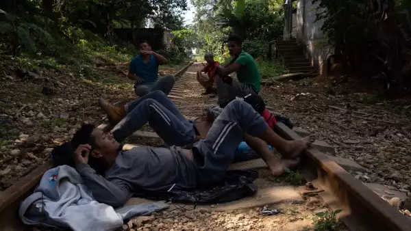 Migrantes hondureños continúan su camino sobre las vías del tren rumbo a Coatzacoalcos donde esperan poder abordar el tren La Bestia para cumplir con su objetivo de llegar a Estados Unidos. Durante la noche algunos deciden descansar para antes del amanecer continuar caminado.