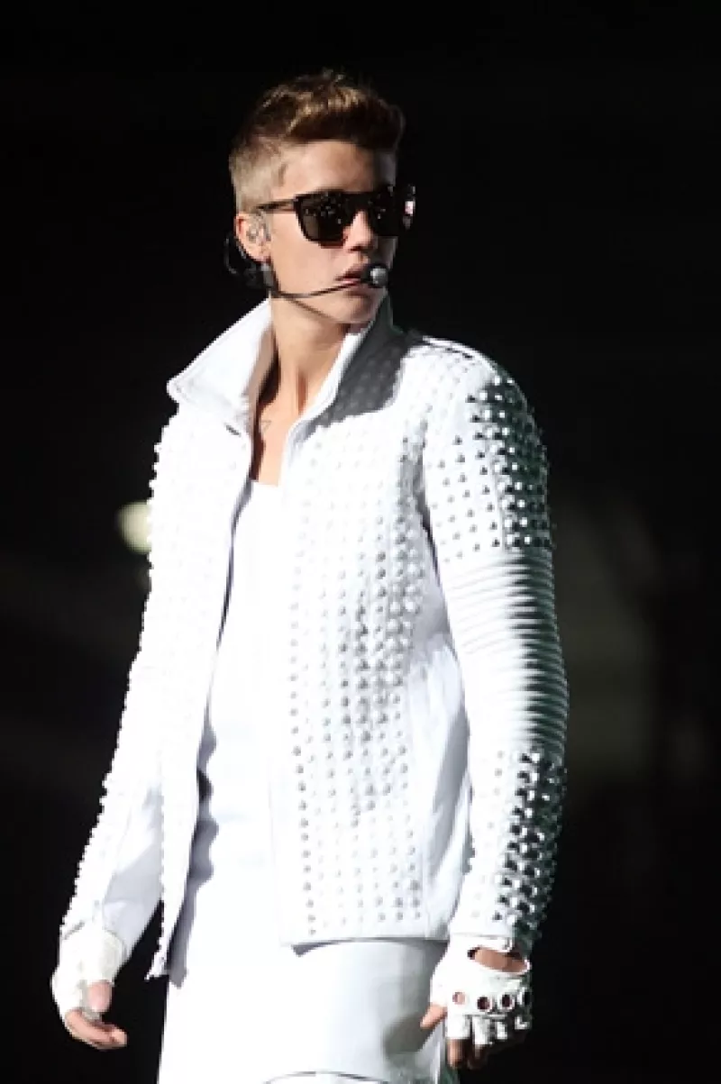 Por miedo a que sus fans entren a su cuarto de hotel, el canadiense ha contratado personas que lo cuiden 24 horas.