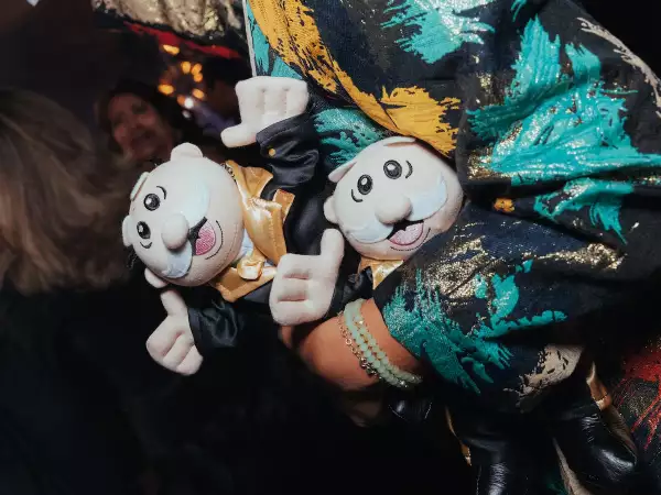 Los peluches del doctor Simi fueron parte del hit de la noche.