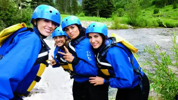 Stage Outdoor Adventures las llevó a los rápidos en el Gore Creek y a pesar de que el río estaba helado disfrutaron mucho de la actividad
