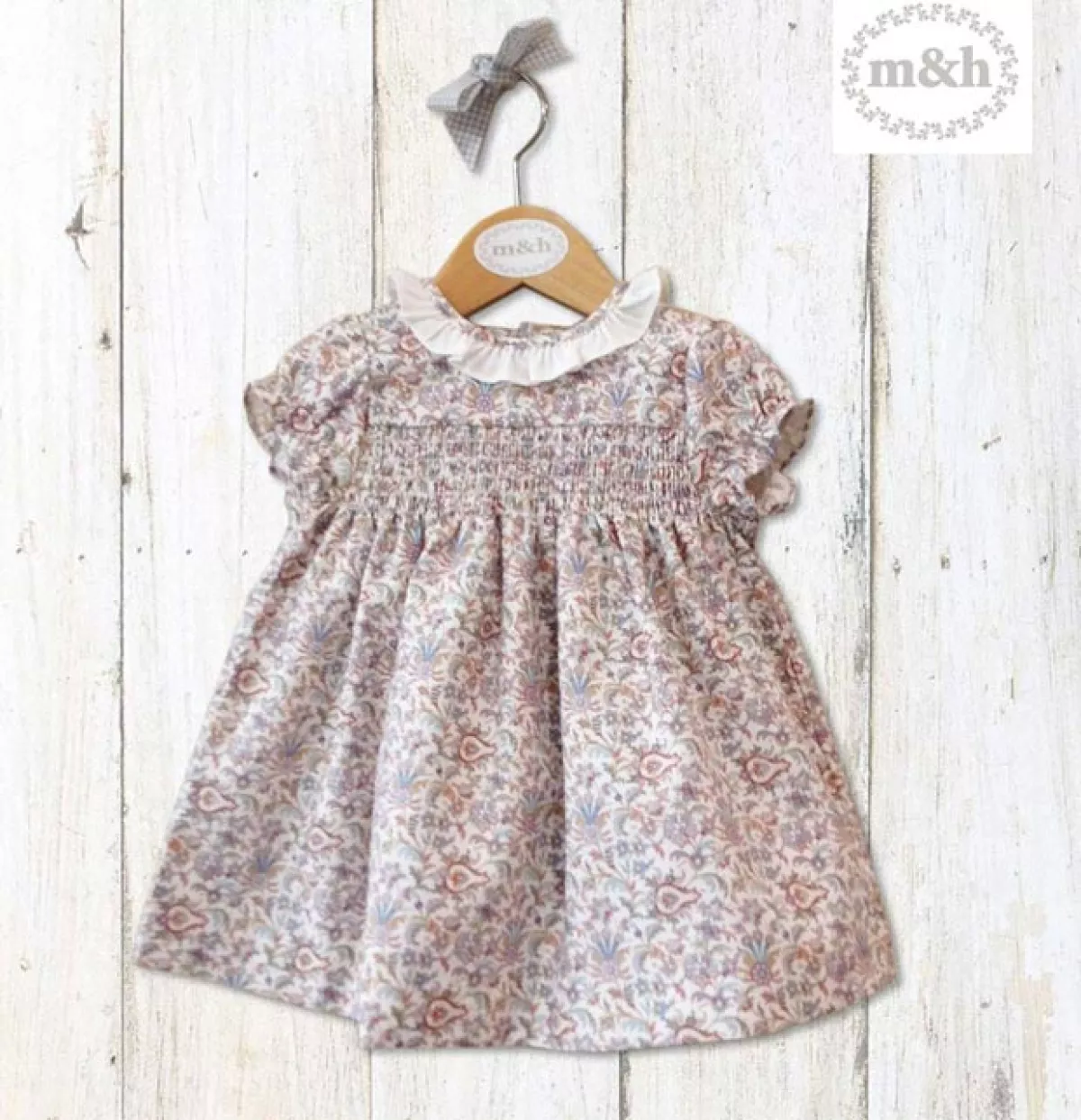 Este vestido es de la firma de ropa infantil M&H, y solo se vende en cinco tiendas en España.
