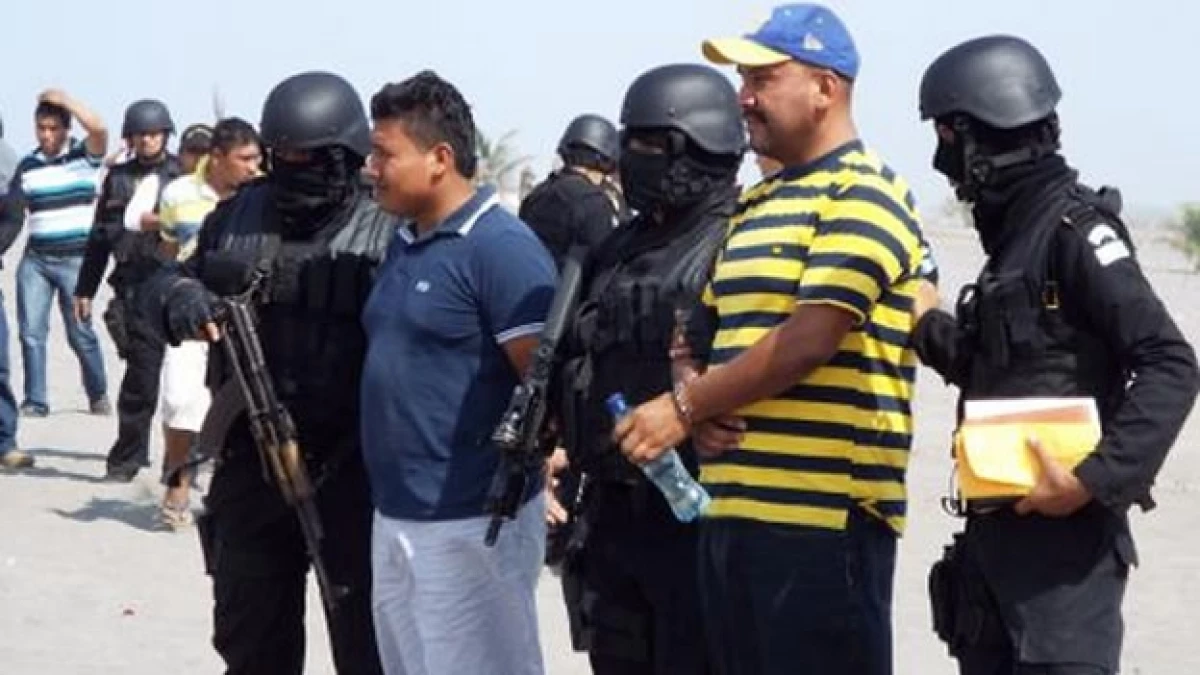 Un grupo de personas detenidas por traficar personas del territorio salvadoreño hacia México