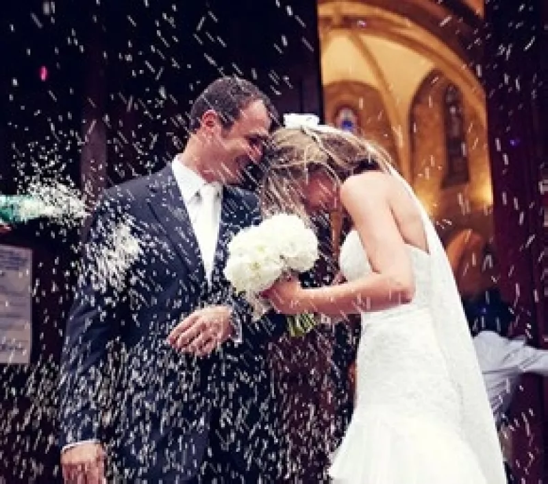 ¿Qué pasa una vez que termina la ceremonia de la boda y los novios salen de la iglesia como esposos?