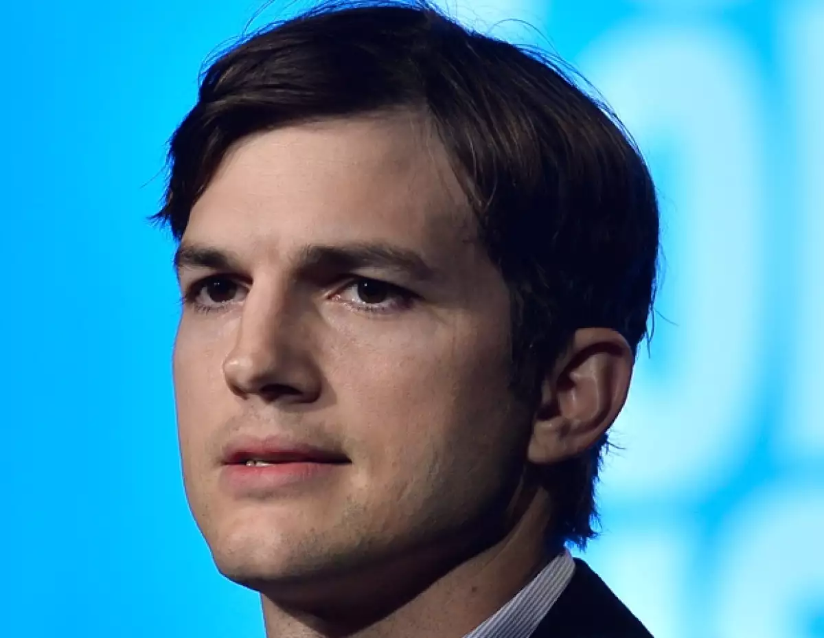 Ashton se ha unido a la lista de celebridades que practican el Kabbalah.