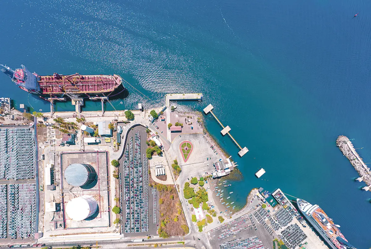La llegada masiva de autos por el Pacífico revitaliza al puerto de Mazatlán
