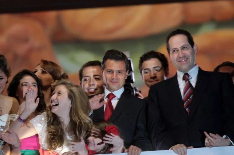Antes de que terminara por completo su mandato en el estado de México, Peña Nieto compartió el balcón del edificio sede del gobierno estatal, con Eruviel Ávila.