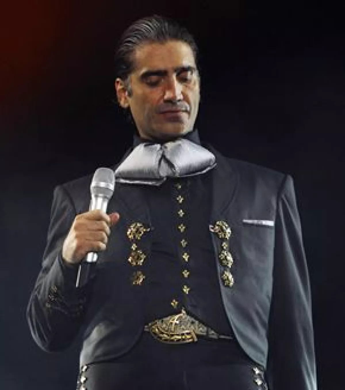 El cantante mexicano pidió a los asistentes a su concierto del día de ayer algunos minutos de aplausos en memoria del fallecido secretario de Gobierno