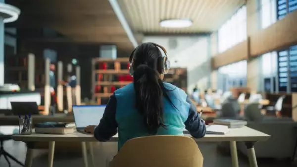 Mexicanos con licenciatura o posgrado en EU son de los peor pagados, por debajo de África