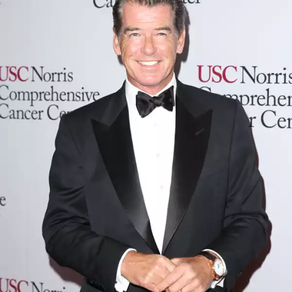 El actor inglés, Pierce Brosnan, 62, nunca ha dejado atrás su papel como James Bond. Ahora, con una melena salt & pepper podría protagonizar a Santa Claus de muy joven.