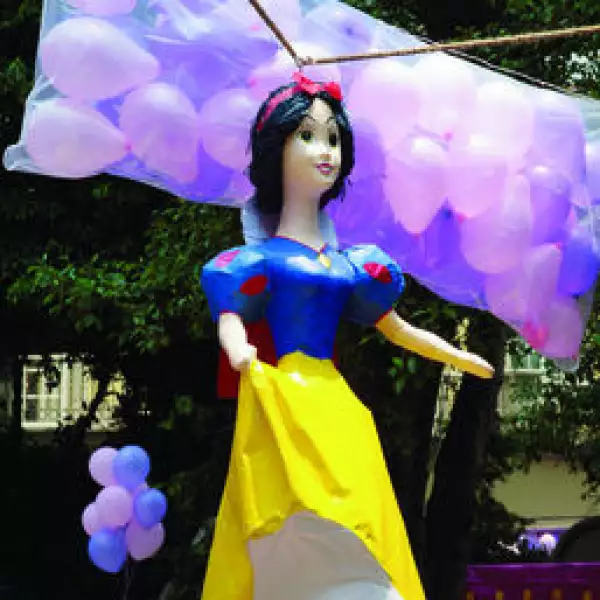 Piñata cumpleaños Mariana Peralta