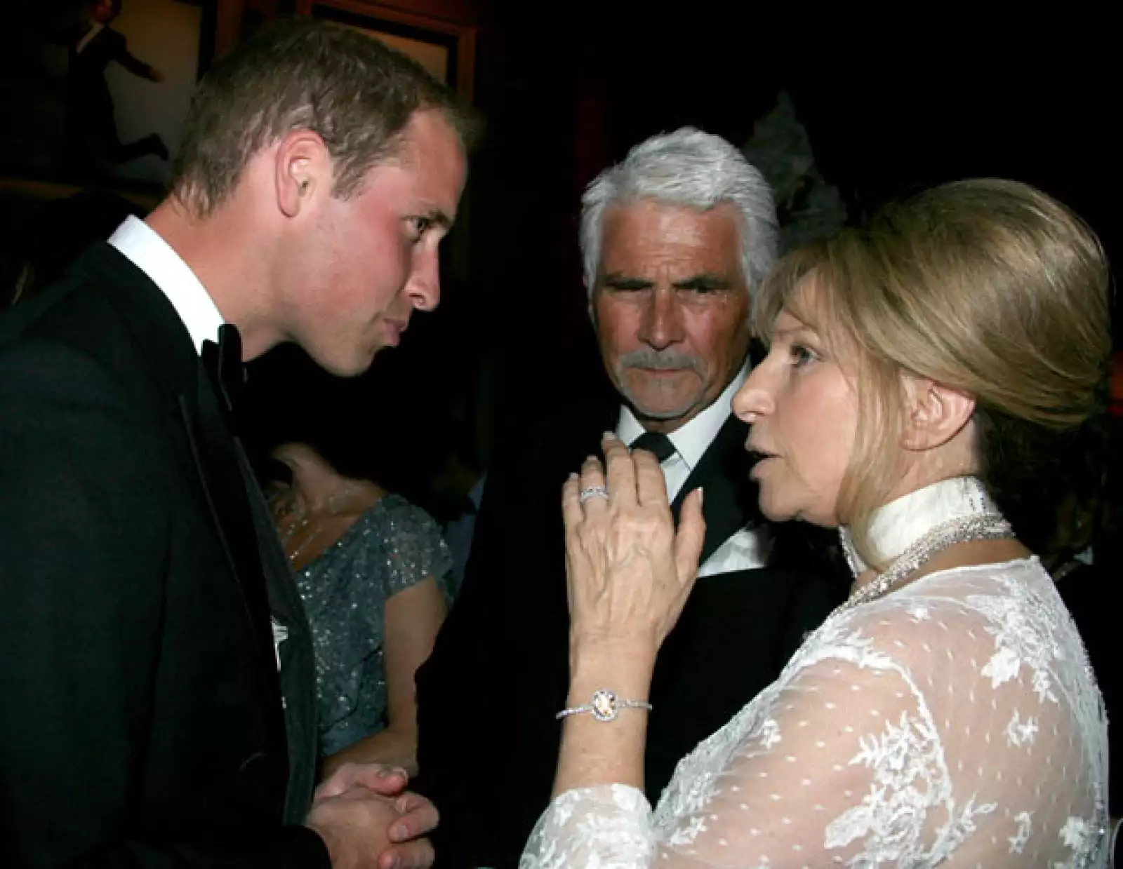 Durante la cena, los anfitriones compartieron mesa con Nicole Kidman y Barbra Streisand, así como con ejecutivos de estudios de Hollywood y personal diplomático.