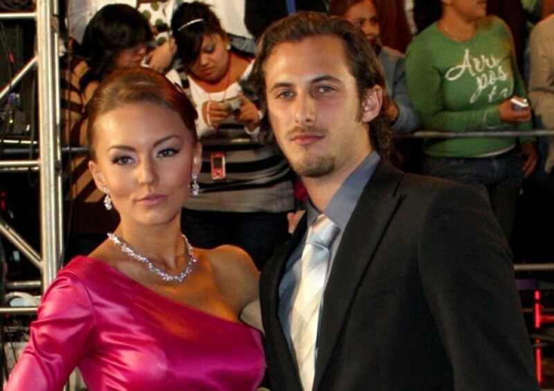 Angelique y Sebastián desfilaron juntos en la alfombra azul de los Premios Oye! en noviembre de 2010.