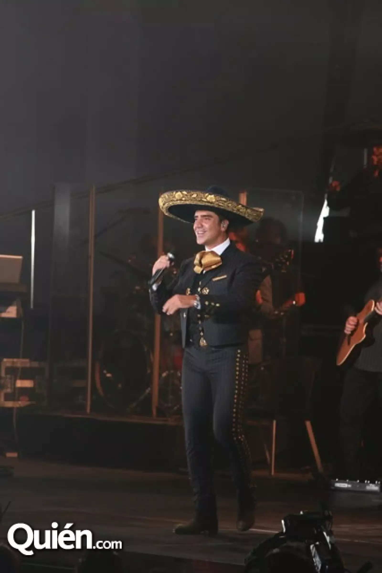 El cantante mostró toda su simpatía arriba del escenario.