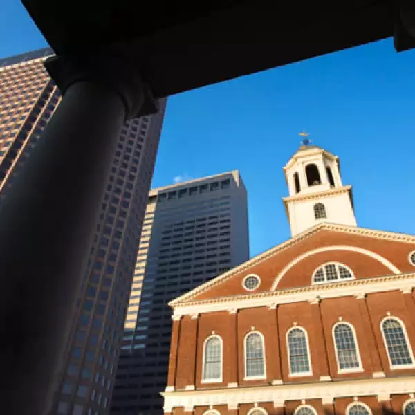 Es en este lugar donde se reúnen la mayoría de los ciudadanos de Boston a festejar las victorias de sus equipos locales (Boston Celtics, basketball; Bruins, hockey y Red Sox, béisbol).