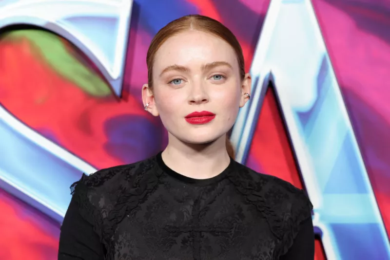 Foto de Sadie Sink en marzo de 2025, con vestido negro y cabello recogido.
