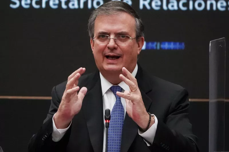 Marcelo Ebrard durante llegada a la Reunión Plenaria de Morena en la antigua sede del Senado.