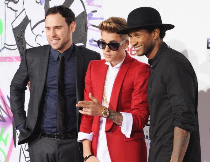 Scooter Braun, manager de Justin, junto al joven cantante y Usher durante la premier de "Believe".