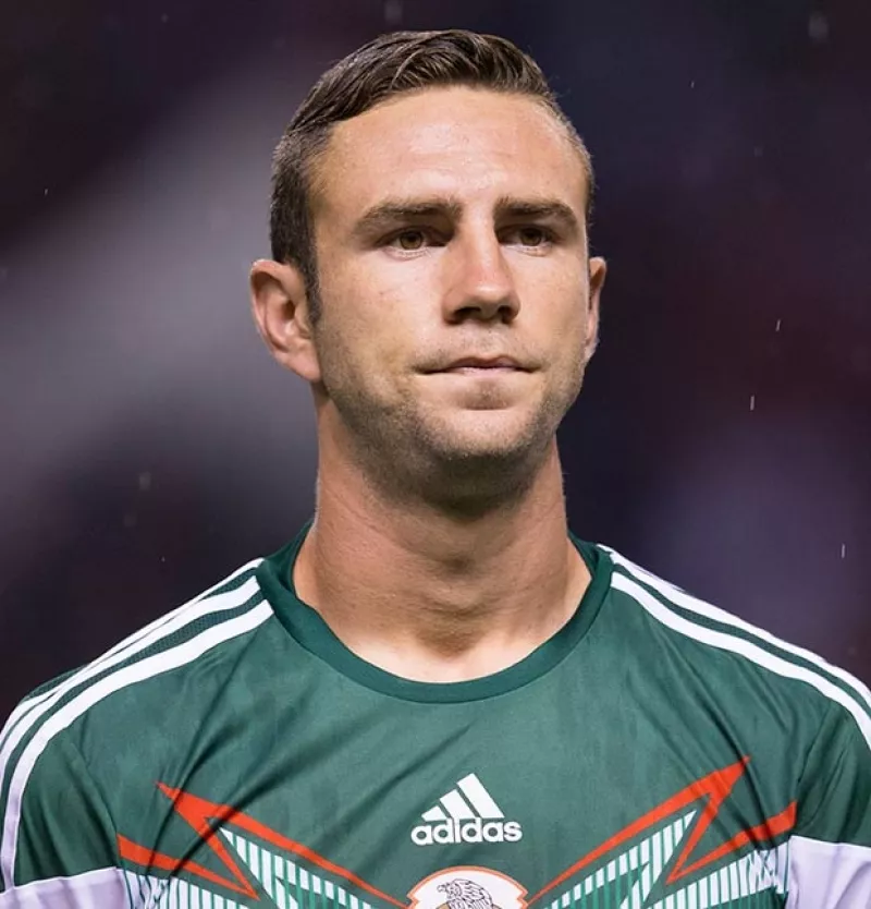 El defensa de la Selección Mexicana hará su debut en los melodramas en  "Mi corazón es tuyo" que protagonizan Silvia Navarro y Jorge Salinas.