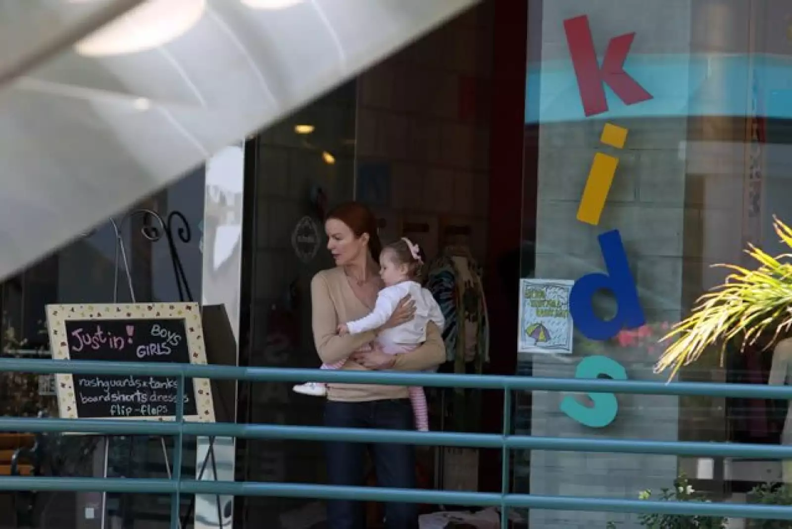 Marcia Cross, Bree en la exitosa serie “Desperate Housewives”, alterna su carrera con su papel de madre, aquí con una de sus gemelas saliendo de una tienda para niños en Brentwood, California.