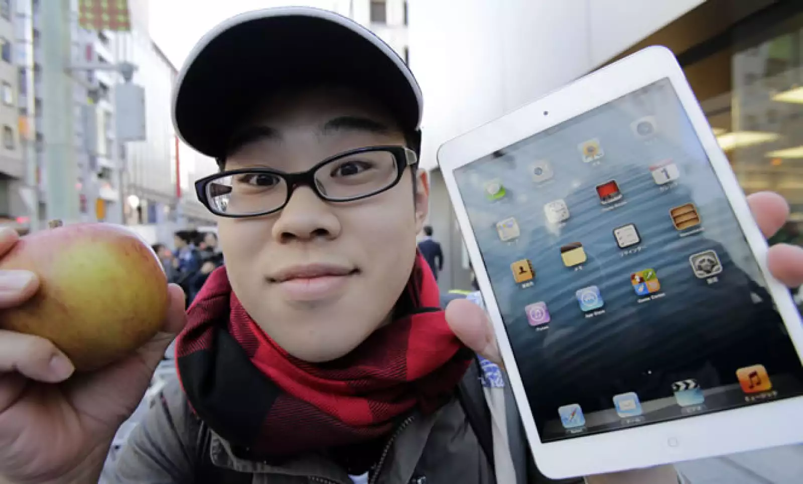 Koudai Taguchi, de 19 años de edad, posa con su nuevo ‘gadget’.