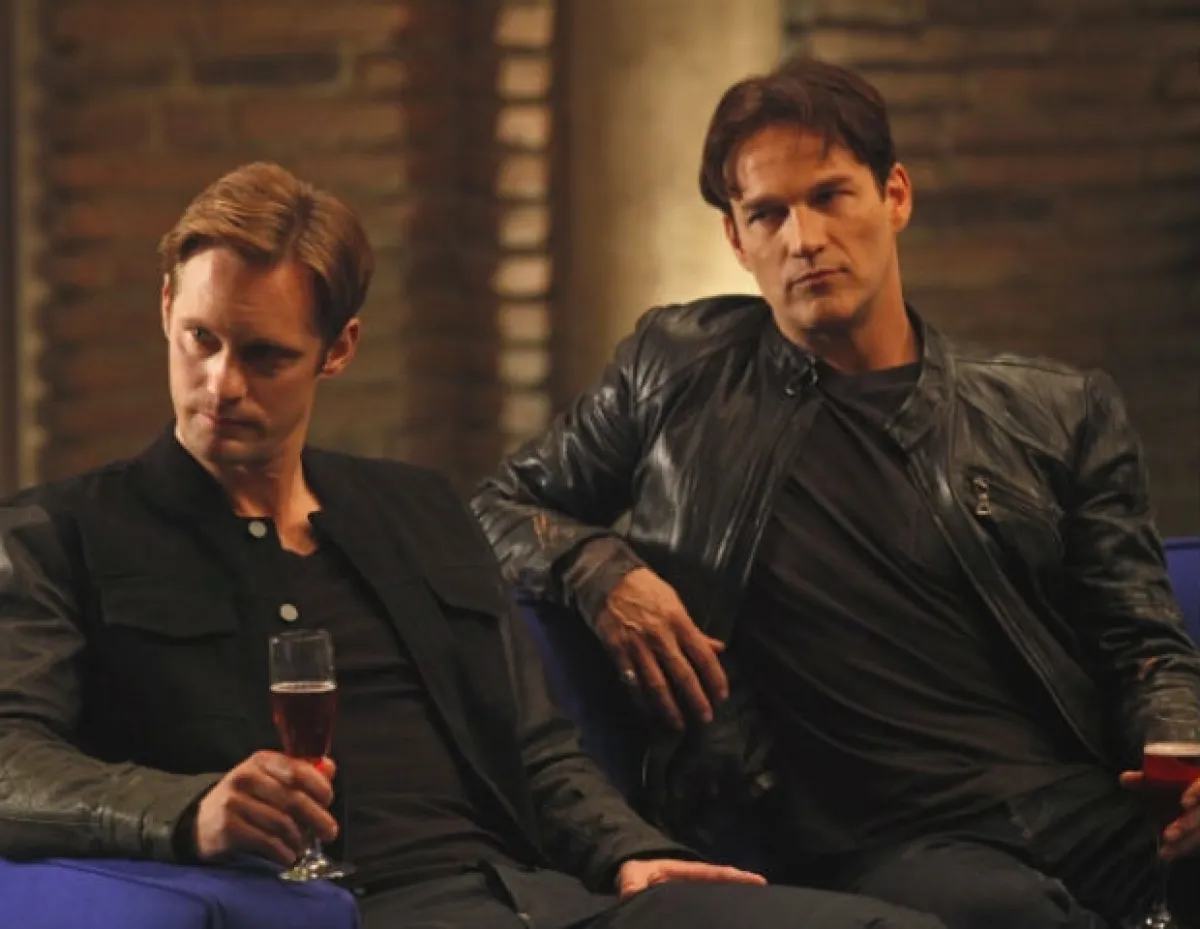 Izquierda: Alexander Skargard. Derecha: Stephen Moyer. Dos sexys vampiros en el pueblo de Bon Temps.