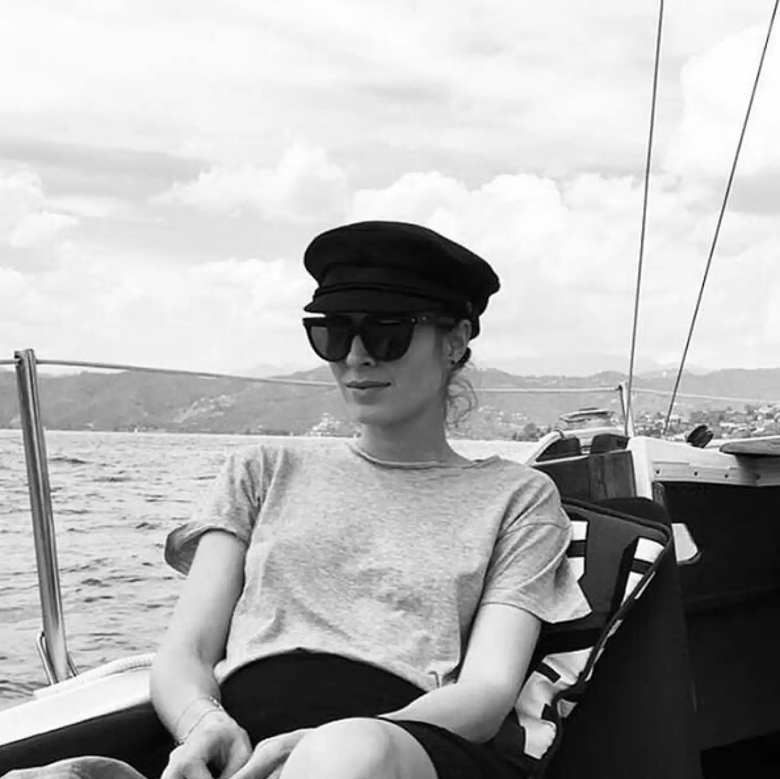 La siempre chic Fernanda Aragonés, disfrutando de un paseo en velero por Los Cabos muy ad hoc con su outfit.
