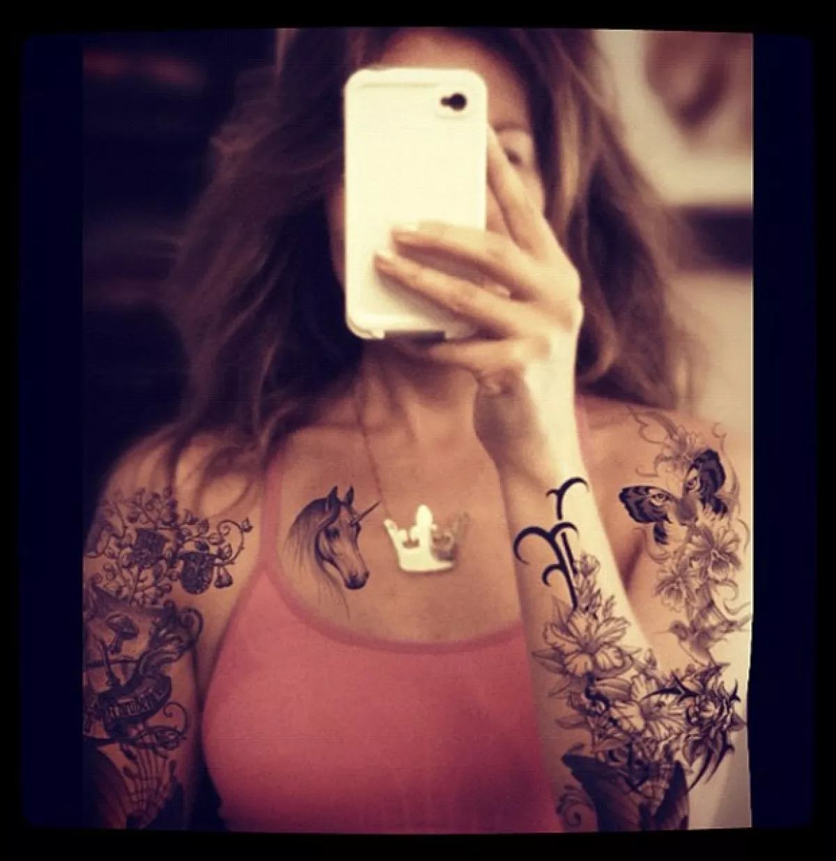 Thalía se hizo dibujos en su cuerpo mediante una aplicación de su celular.