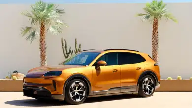 Un Porsche Cayenne eléctrico en color naranja. 