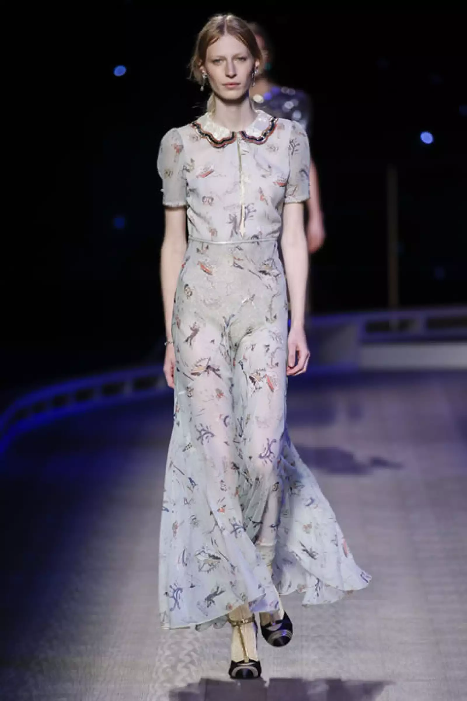 Vestido de chifón con pumps T-strap.