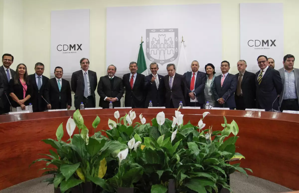 La presentación del grupo asesor tuvo lugar en el Salón Oval del Antiguo Palacio del Ayuntamiento.