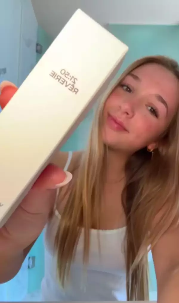 Harper Beckham promociona la nueva línea de belleza "Beauty"