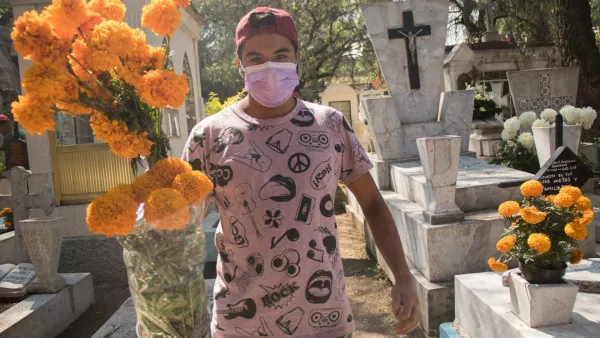 Familias llevan cempasúchil a los panteones