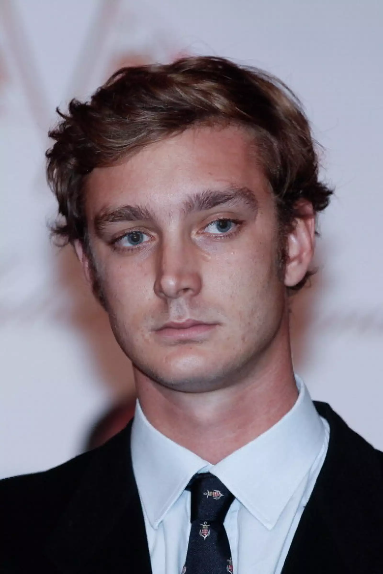 Pierre y su padre comparten el nombre Stefano, ya que el nombre completo de Pierre es: Pierre Rainier Stefano