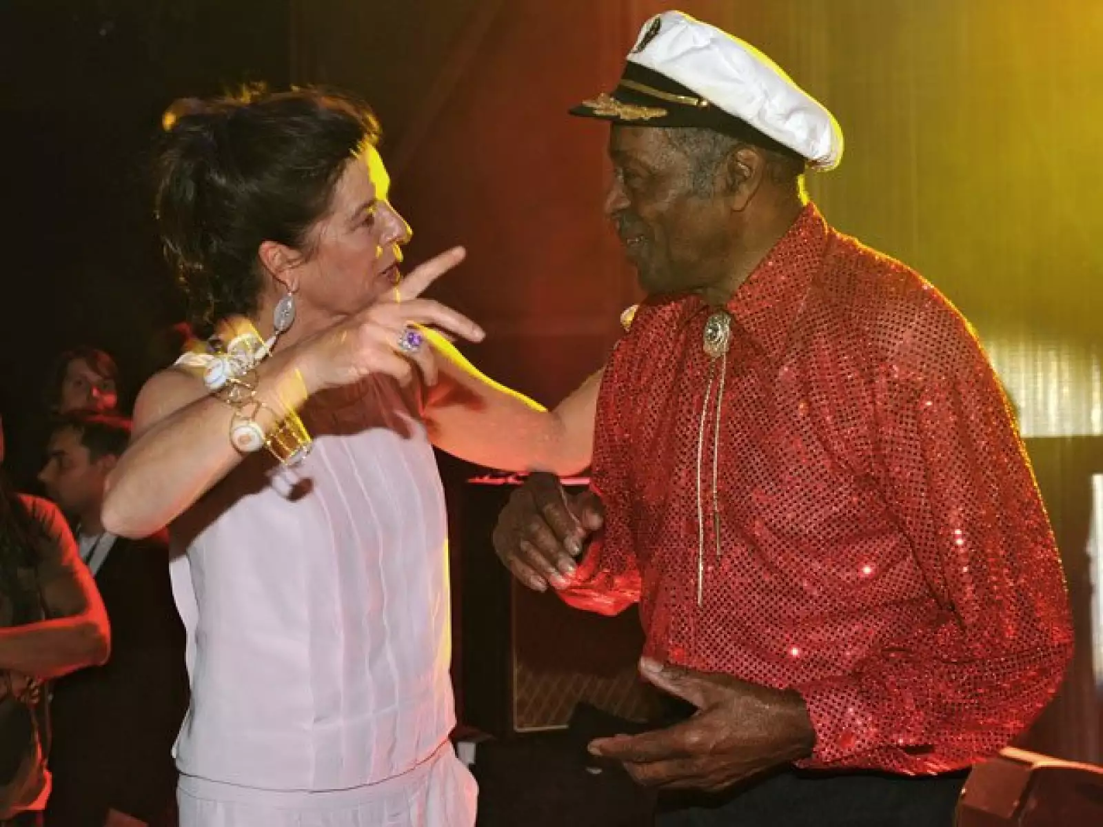 La princesa Carolina charló un momento con el músico estadounidense Chuck Berry, quien se encargó de amenizar la noche con sus grandes éxitos.